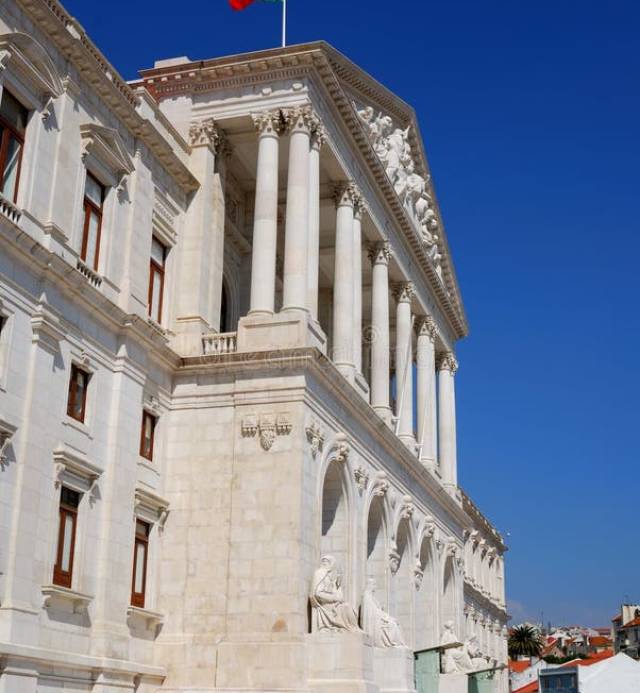 portugal-parliament-lisbon-13590462-1835404829